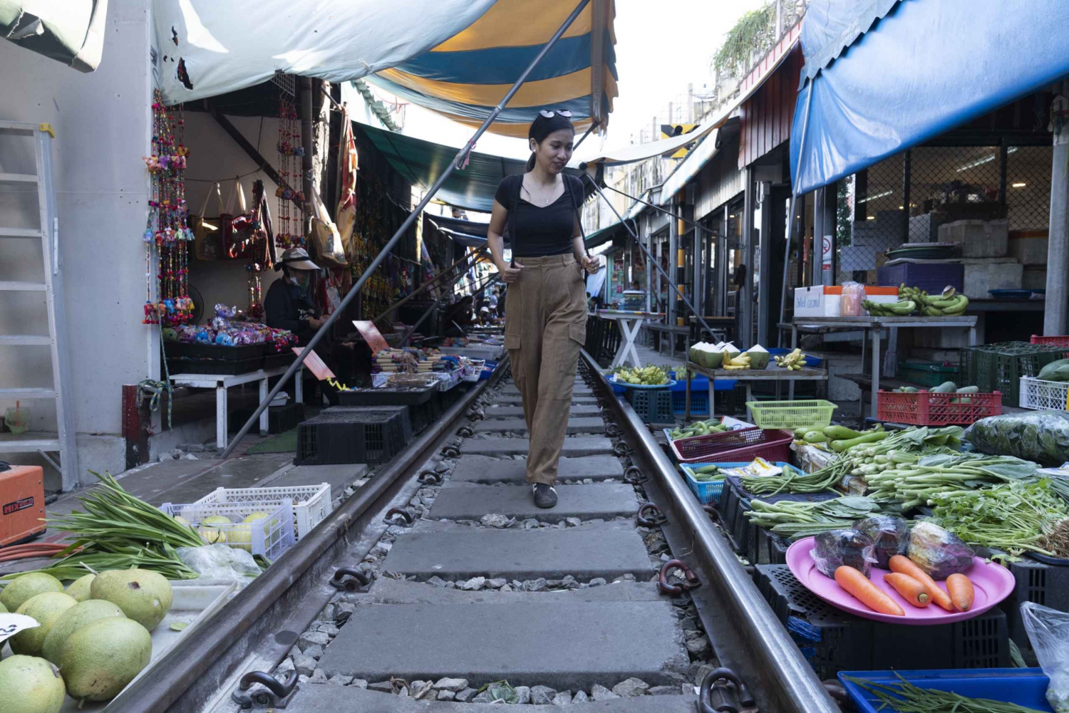 From Bangkok: Railway & Damnoen Saduak Floating Market Tour