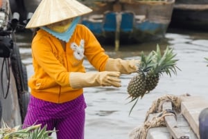 Bangkok: Damnoen Saduak Floating & Train Market Private Tour