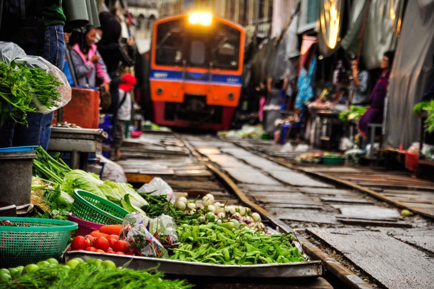 Обмен бангкок. Рынок Меклонг в Таиланде.. Железнодорожный рынок Меклонг. Рынок Мэй Клонг. Рынок на рельсах Бангкок.
