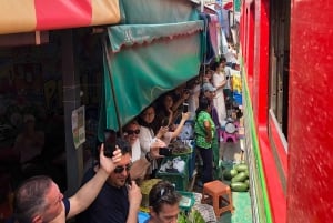Bangkokissa: Damnoen Saduakin markkinat ja Maeklongin rautatietori.