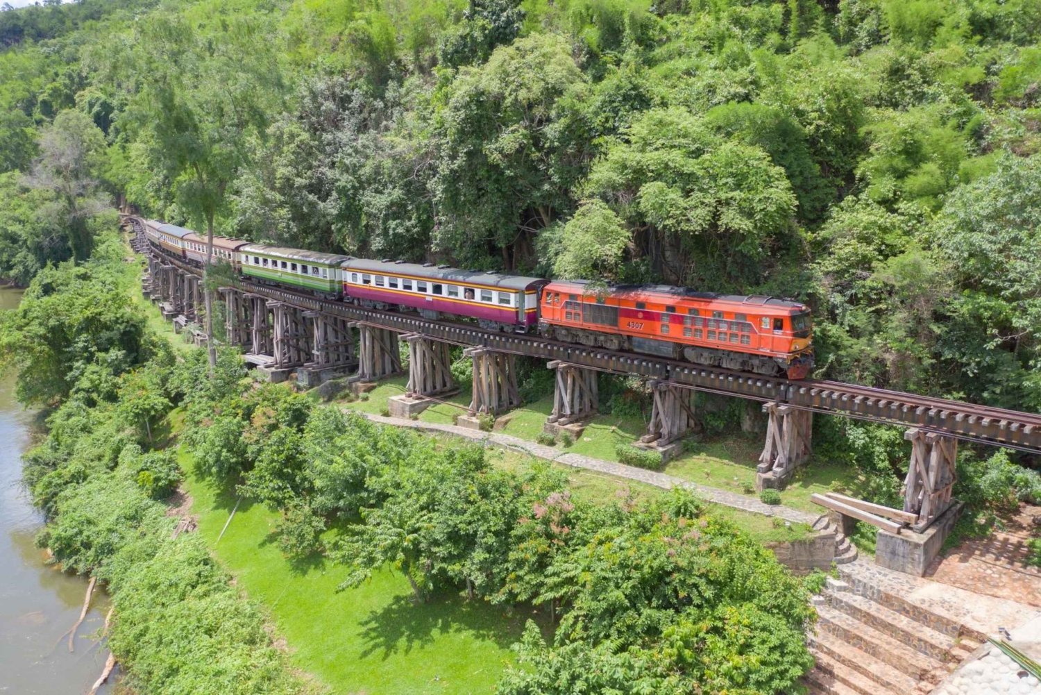 Bangkok: storia della ferrovia della morte, cascata Erawan e pranzo locale