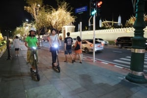 Bangkok: E-Scooter Night Tour med lokal gademad