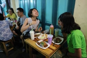 Bangkok: Excursão Noturna de E-Scooter com Comida de Rua Local