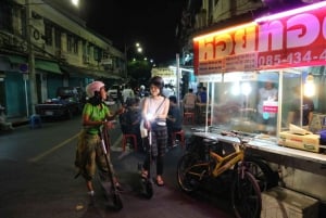 Bangkok: E-Scooter Night Tour med lokal gatumat