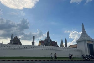 バンコク:現地ガイドによる電動トゥクトゥクツアー