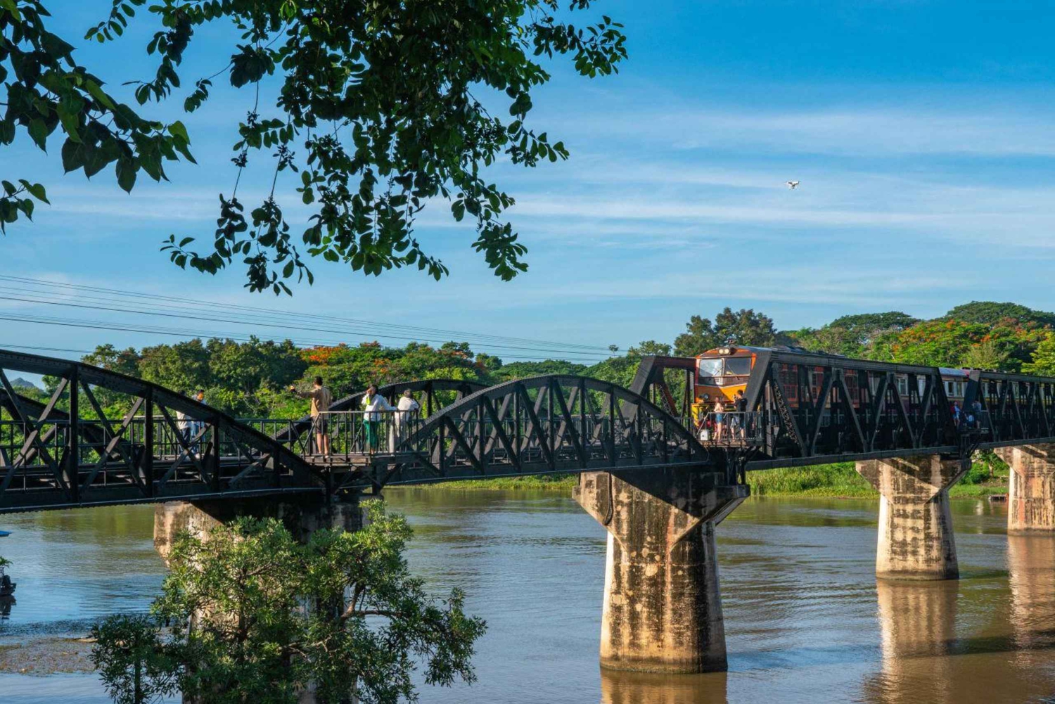 Bangkok: Erawan Falls och River Kwai privat dagsutflykt