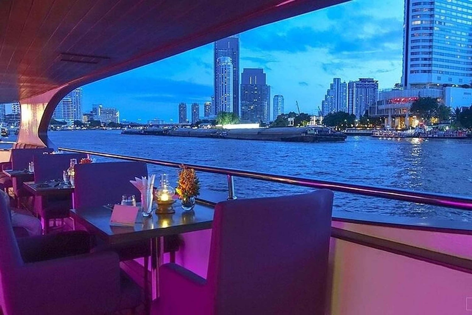 Bangkok: paseo en barco con cena y música en vivo por el Chao Phraya
