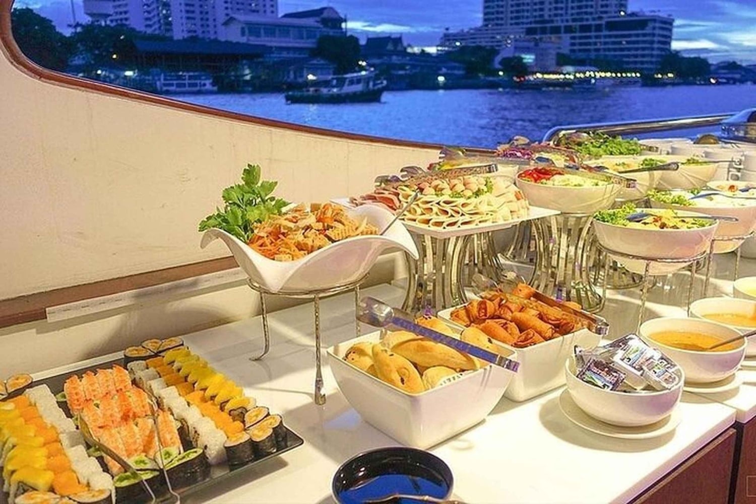 Bangkok: paseo en barco con cena y música en vivo por el Chao Phraya
