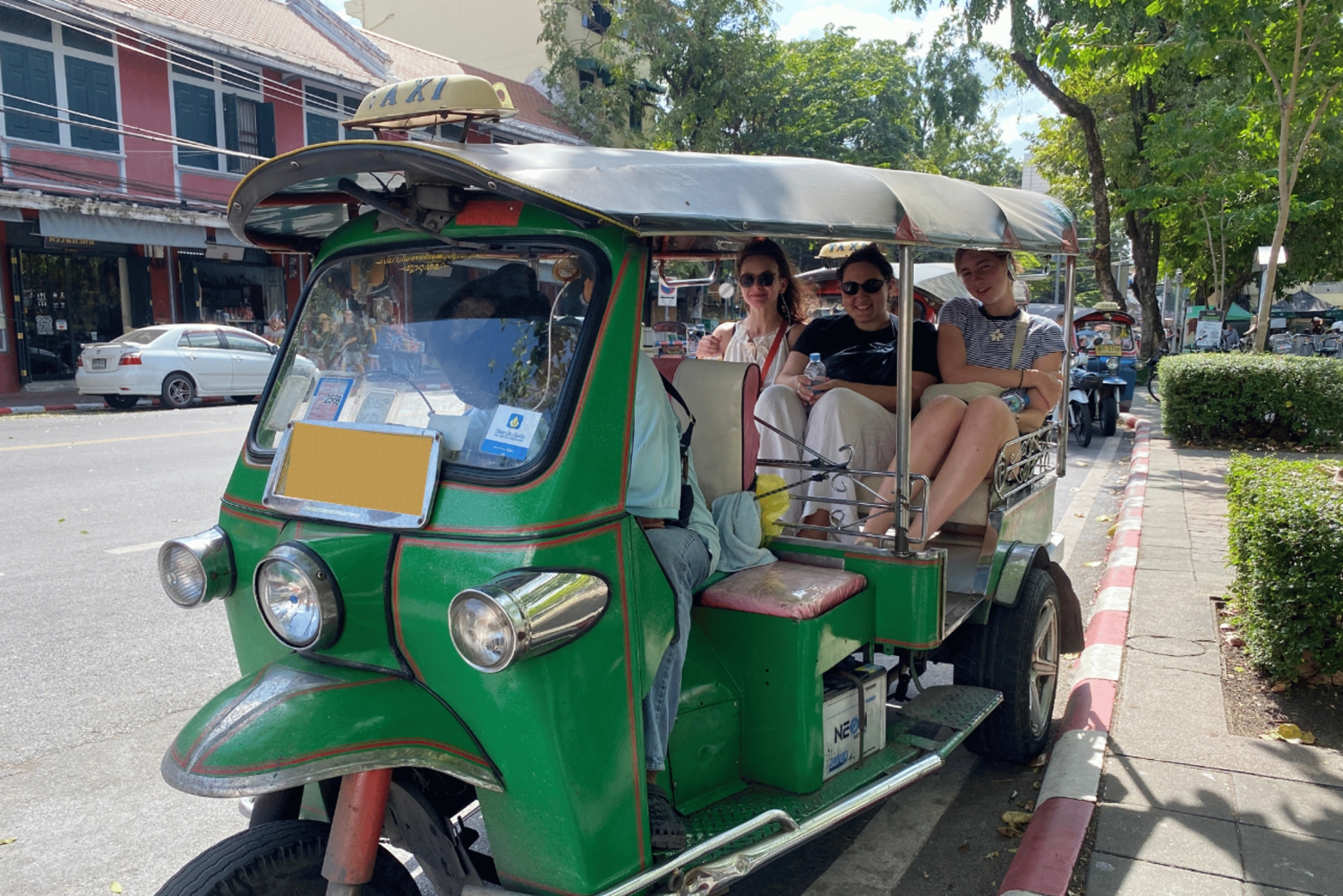 Bangkok: explore Wat Pho + tuk tuk sightseeing