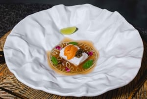 バンコクミスティの見事な滝の洞窟で高級料理