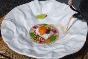 バンコクミスティの見事な滝の洞窟で高級料理