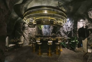 バンコクミスティの見事な滝の洞窟で高級料理