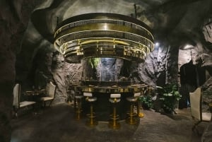 バンコクミスティの見事な滝の洞窟で高級料理