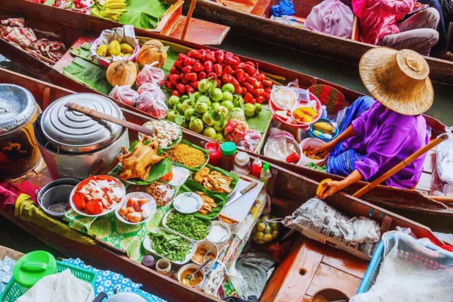 Bangkok : Floating Market & Railway Market Tour.