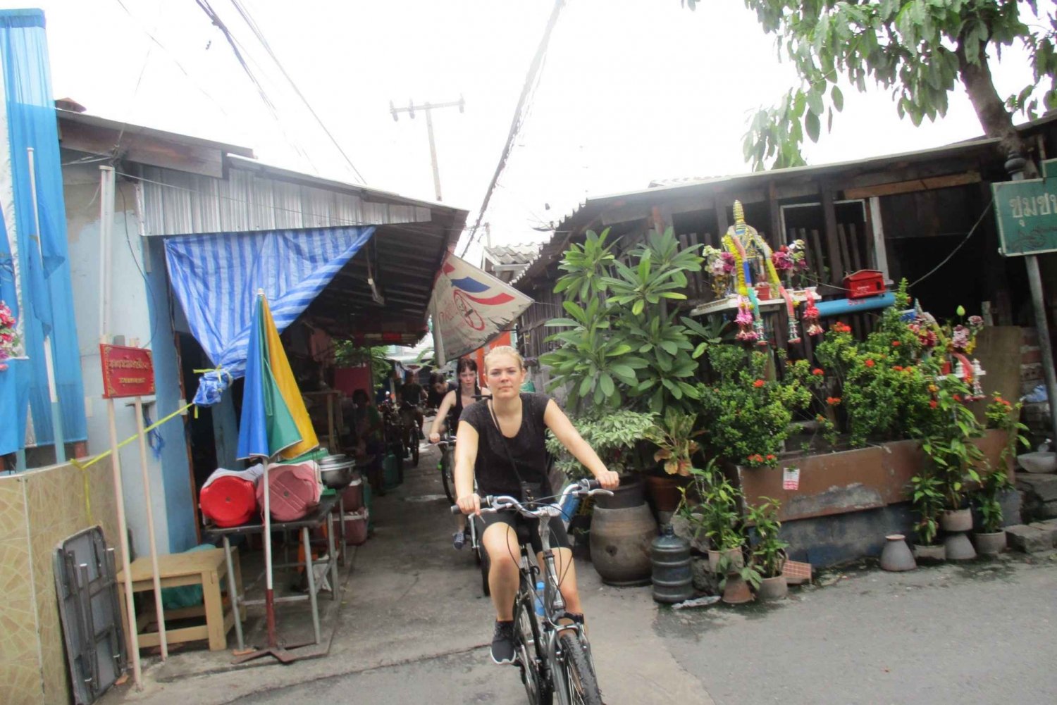 Bangkok Full-Day Bike Tour with Boat Transfer and Lunch