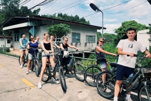 Passeio de bicicleta de dia inteiro em Banguecoque com transporte de barco e almoço