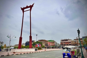 Bangkok: Giant Swing Street Food Tour with 14+ Local Dishes