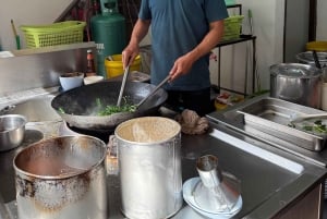 Bangkok: Giant Swing Street Food Tour with 14+ Local Dishes