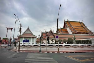 Bangkok: Giant Swing Street Food Tour with 14+ Local Dishes