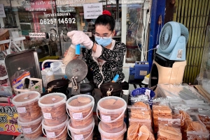 Bangkok: Giant Swing Street Food Tour with 14+ Local Dishes