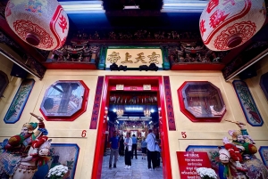 Bangkok: Giant Swing Street Food Tour with 14+ Local Dishes