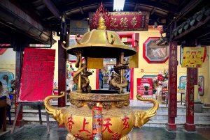 Bangkok: Giant Swing Street Food Tour with 14+ Local Dishes