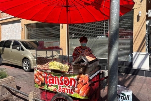 Bangkok: Giant Swing Street Food Tour with 14+ Local Dishes