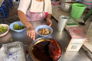Bangkok: Giant Swing Street Food Tour with 14+ Local Dishes