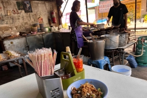 Bangkok: Giant Swing Street Food Tour with 14+ Local Dishes