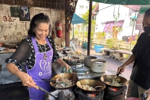 Bangkok: Giant Swing Street Food Tour with 14+ Local Dishes