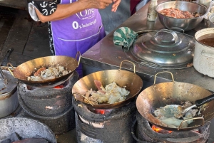 Bangkok: Giant Swing Street Food Tour with 14+ Local Dishes