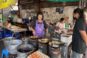 Bangkok: Giant Swing Street Food Tour with 14+ Local Dishes