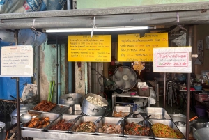 Bangkok: Giant Swing Street Food Tour with 14+ Local Dishes