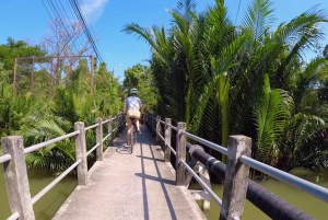 Bangkok: Green Oasis Guided Bike Tour with Boat Ride