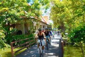 Bangkok: Green Oasis Guided Bike Tour with Boat Ride