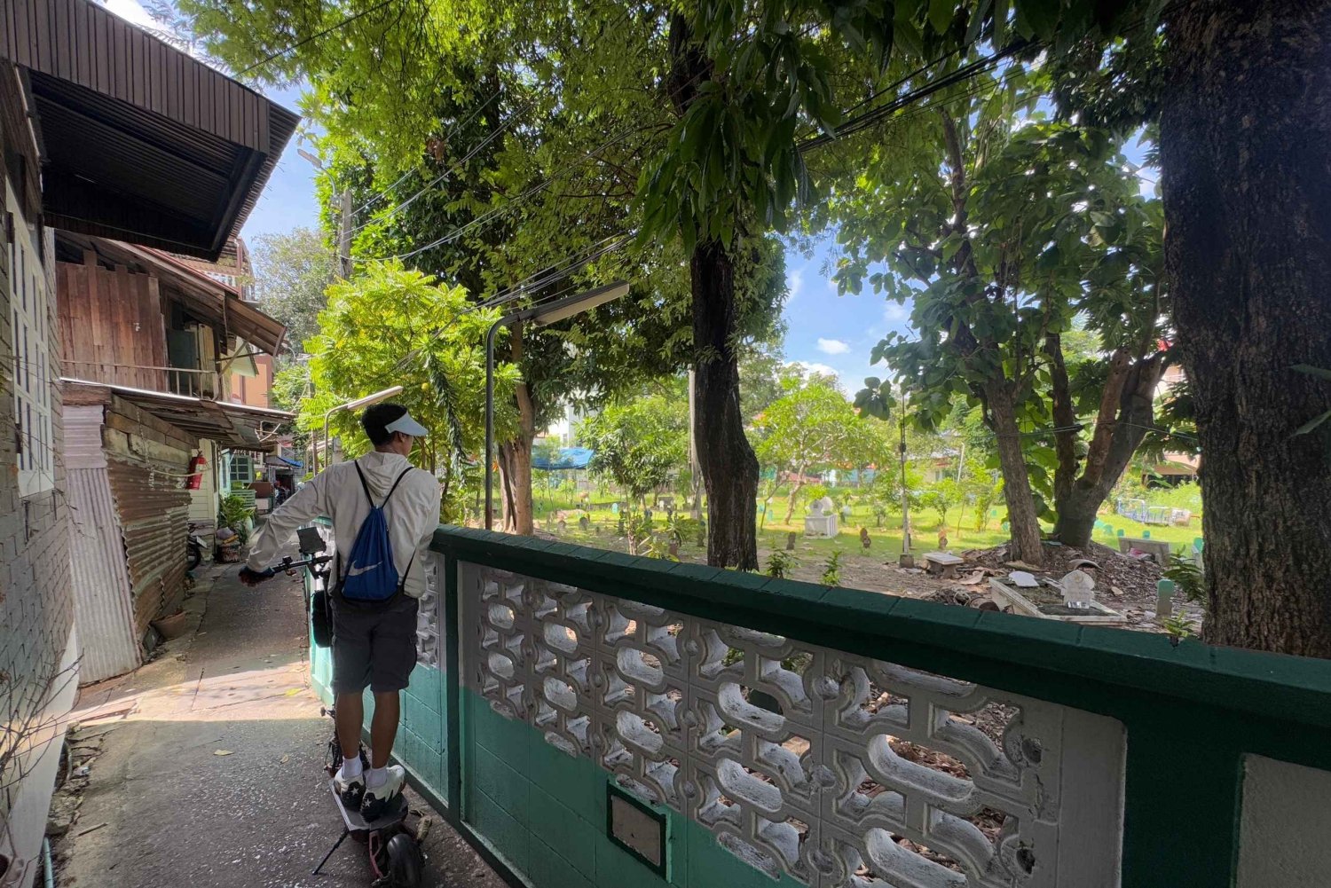 Bangkok: Opastettu e-skootterikierros temppeleihin ja joenrantaan