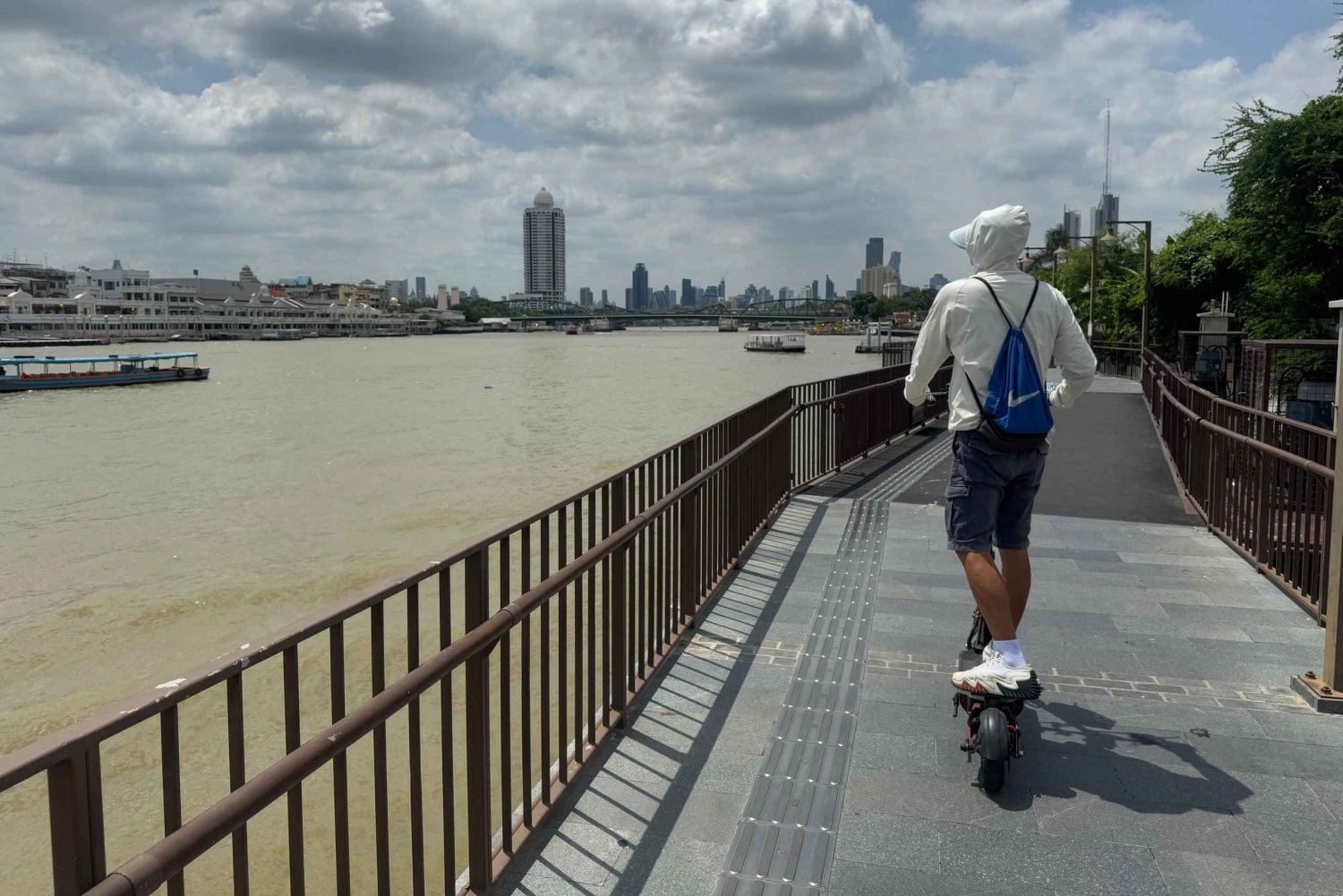 Bangkok: Opastettu e-skootterikierros temppeleihin ja joenrantaan