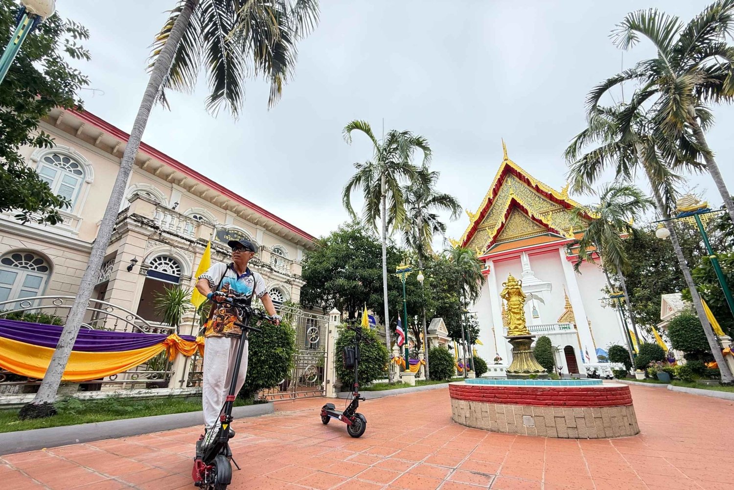 Bangkok: Geführte E-Scooter-Tour zu Tempeln und zum Flussufer