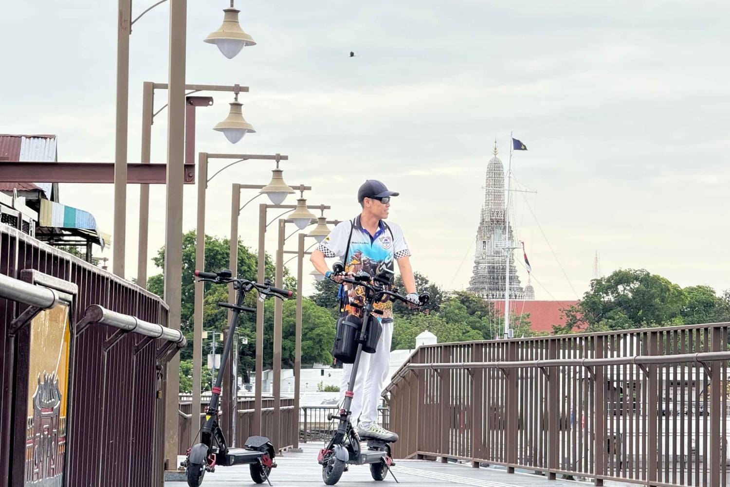 Bangkok: tour guiado de scooter elétrica aos templos e à margem do rio