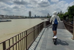 Bangkok: Opastettu e-skootterikierros temppeleihin ja joenrantaan