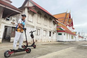 Bangkok: tour guiado de scooter elétrica aos templos e à margem do rio