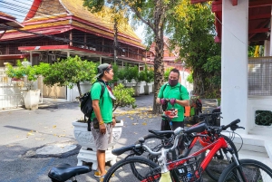 Bangkok: Passeio de bicicleta de meio dia pelas vidas locais e gastronomia com almoço