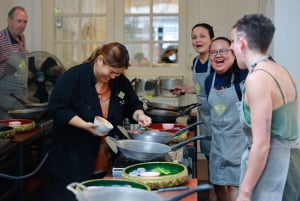 Bangkokissa: Bangkok: Kädestä pitäen thaimaalainen ruoanlaittokurssi ja markkinakierros