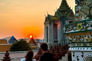Bangkokissa: Wat Arunin auringonlaskun ja maistelun sisältävä kiertoajelu