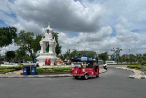 Bangkokissa: Bangkok: Hop On Hop Off Tuk Tuk & Boat Chao Phraya River Bangkok: Hop On Hop Off Tuk Tuk & Boat Chao Phraya River