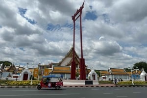 Bangkokissa: Bangkok: Hop On Hop Off Tuk Tuk & Boat Chao Phraya River Bangkok: Hop On Hop Off Tuk Tuk & Boat Chao Phraya River