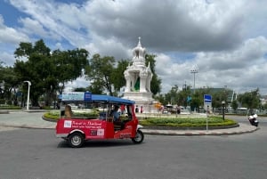 Bangkokissa: Bangkok: Hop On Hop Off Tuk Tuk & Boat Chao Phraya River Bangkok: Hop On Hop Off Tuk Tuk & Boat Chao Phraya River