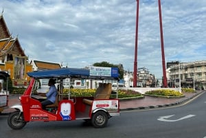 Bangkokissa: Bangkok: Hop On Hop Off Tuk Tuk & Boat Chao Phraya River Bangkok: Hop On Hop Off Tuk Tuk & Boat Chao Phraya River