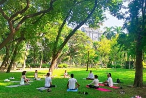 Bangkok: Lumpini Park Yoga Experience