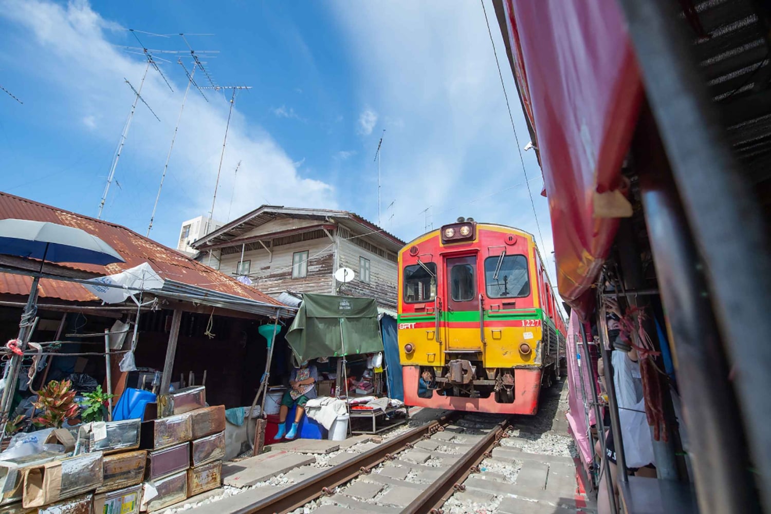 Bangkok : Marché ferroviaire de Maeklong et marché flottant d'Amphawa